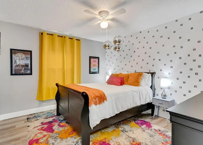 Groovy Funhouse Getaway - 4 Bdrm Near Legoland