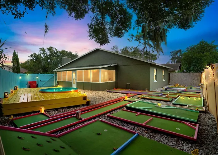 Groovy Funhouse Getaway - 4 Bdrm Near Legoland