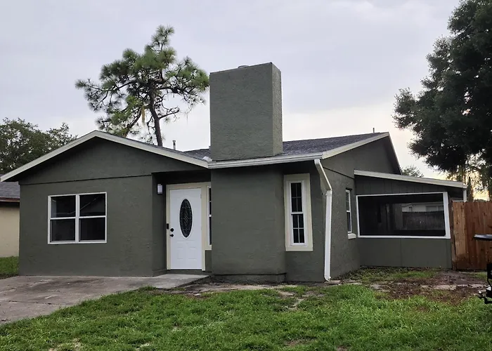 Groovy Funhouse Getaway - 4 Bdrm Near Legoland