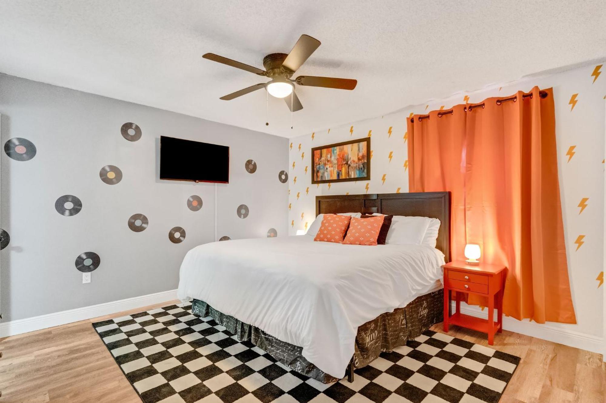 Groovy Funhouse Getaway - 4 Bdrm Near Legoland