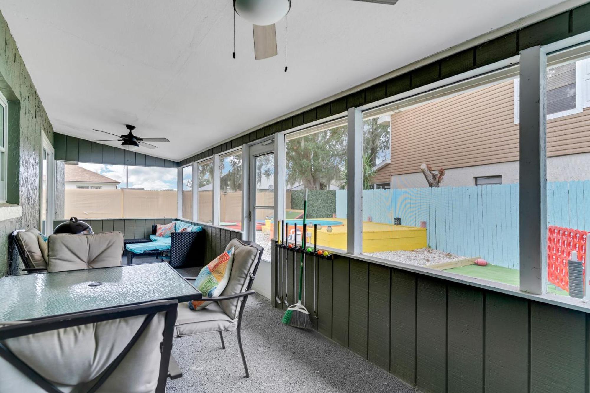Holiday home Groovy Funhouse Getaway - 4 Bdrm Near Legoland *