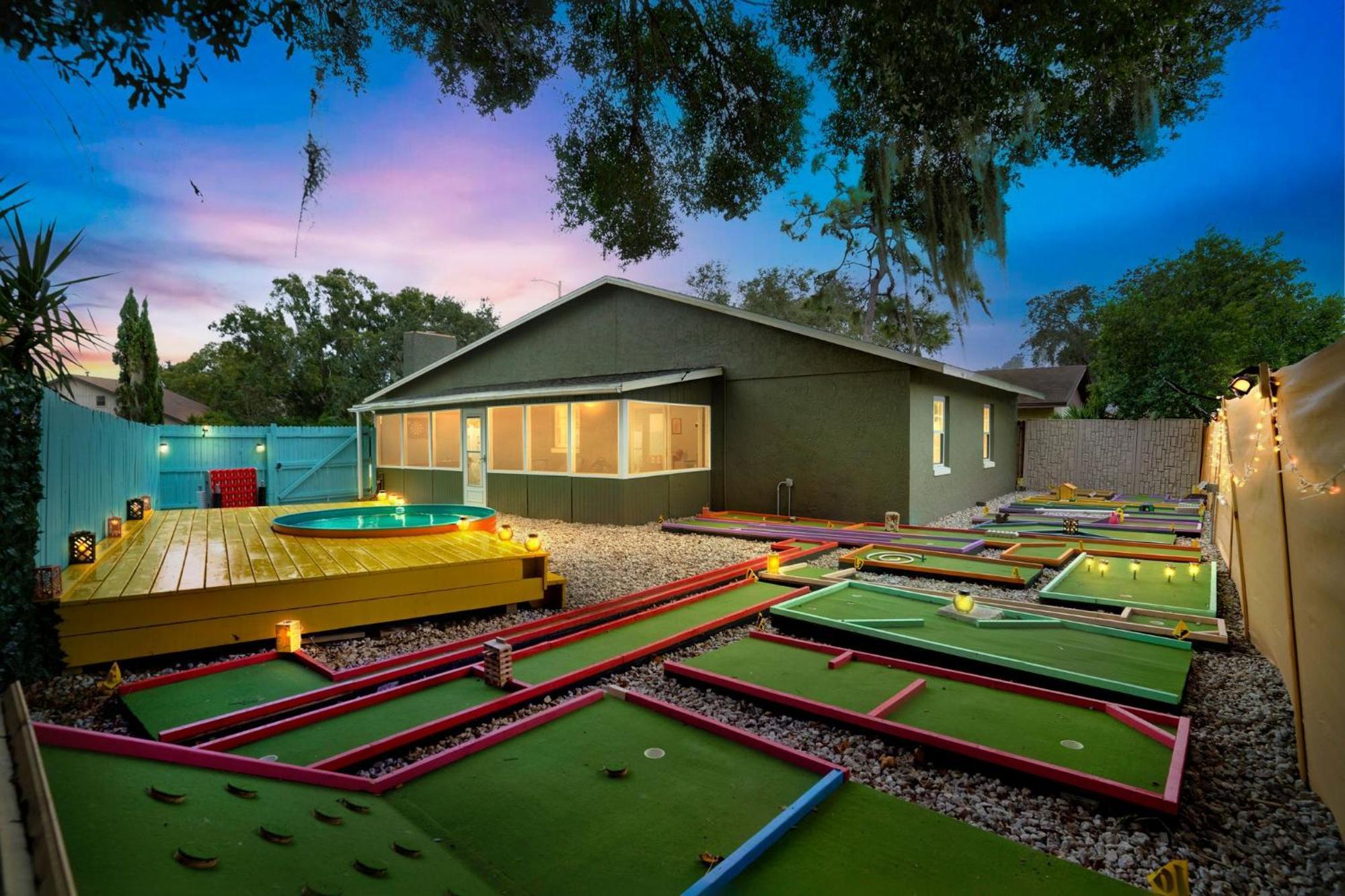 Groovy Funhouse Getaway - 4 Bdrm Near Legoland Holiday home *