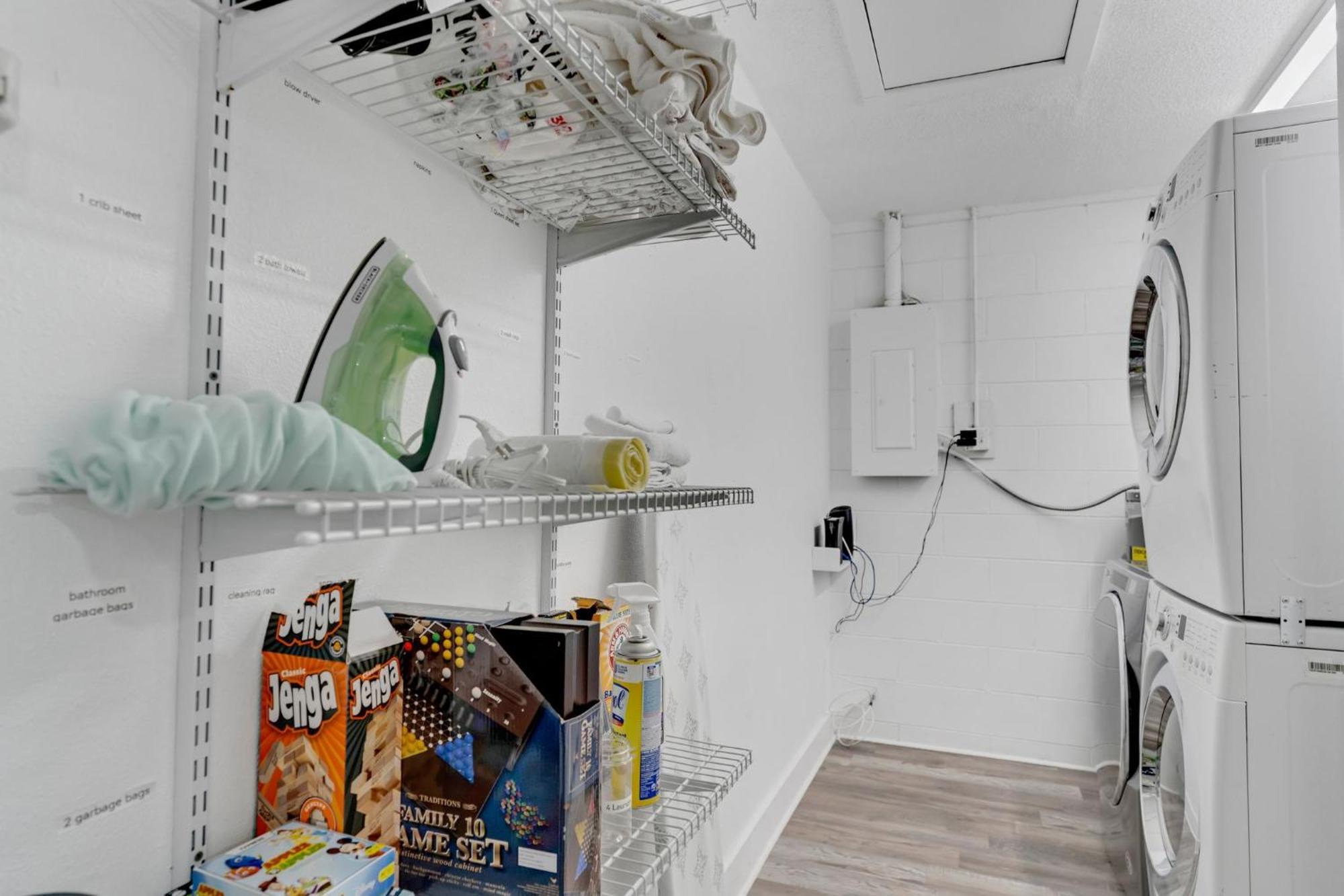 Groovy Funhouse Getaway - 4 Bdrm Near Legoland Holiday home