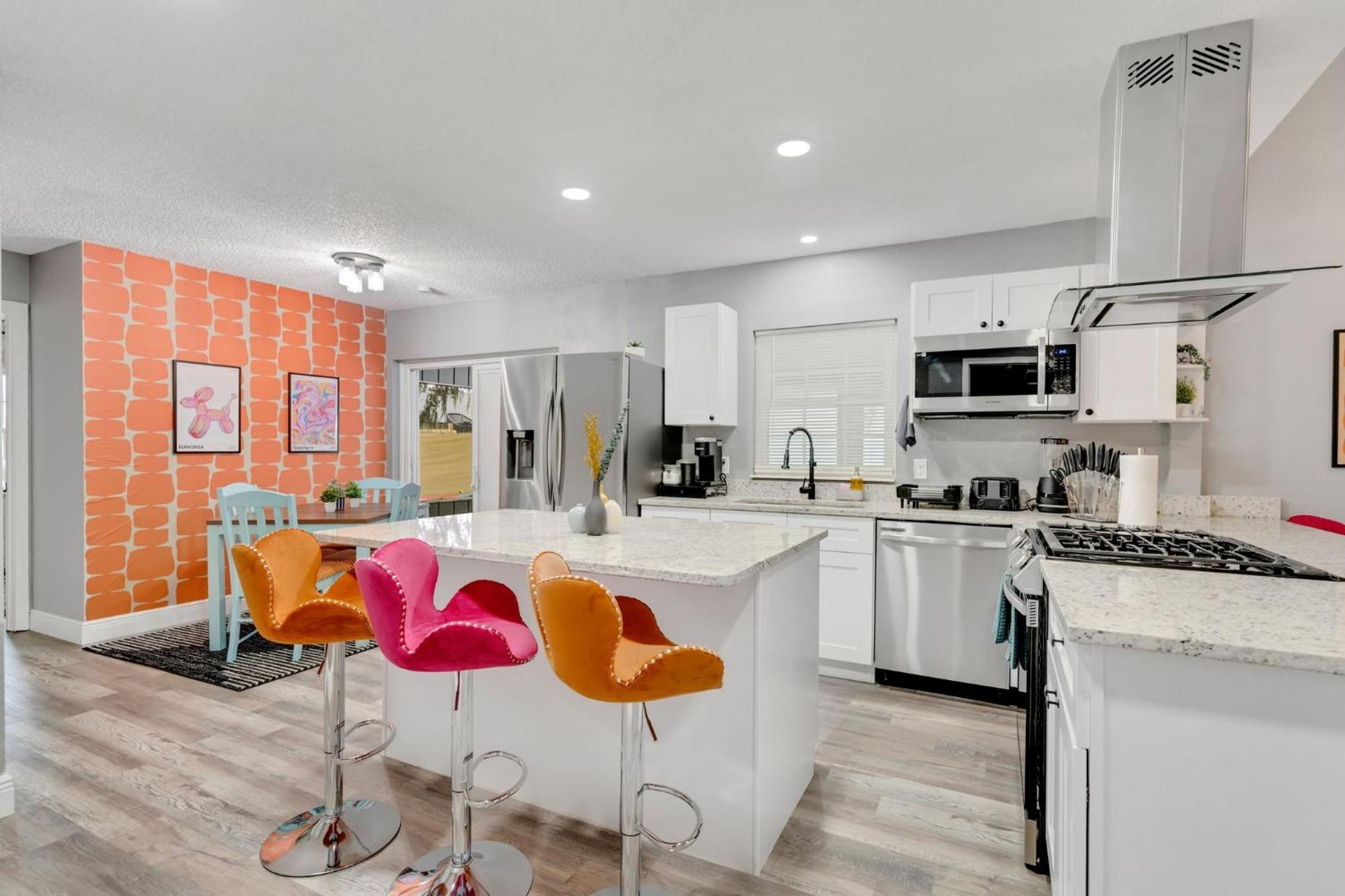 Groovy Funhouse Getaway - 4 Bdrm Near Legoland *