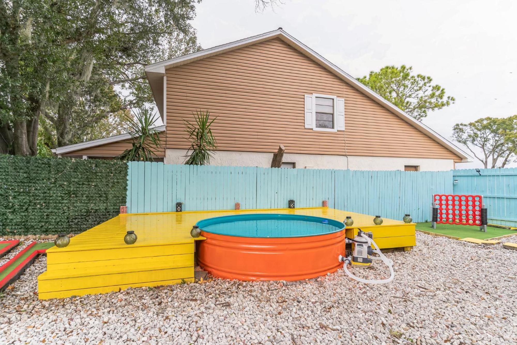 Groovy Funhouse Getaway - 4 Bdrm Near Legoland Holiday home *